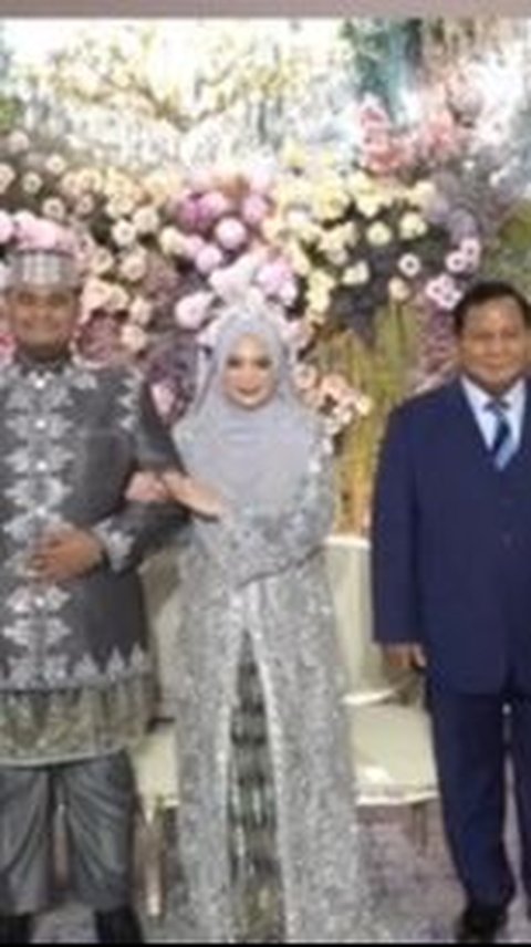 Jenderal (Purn) Prabowo Subianto juga turut hadir di acara tersebut. Sang capres tampil gagah dengan setelan jas biru.