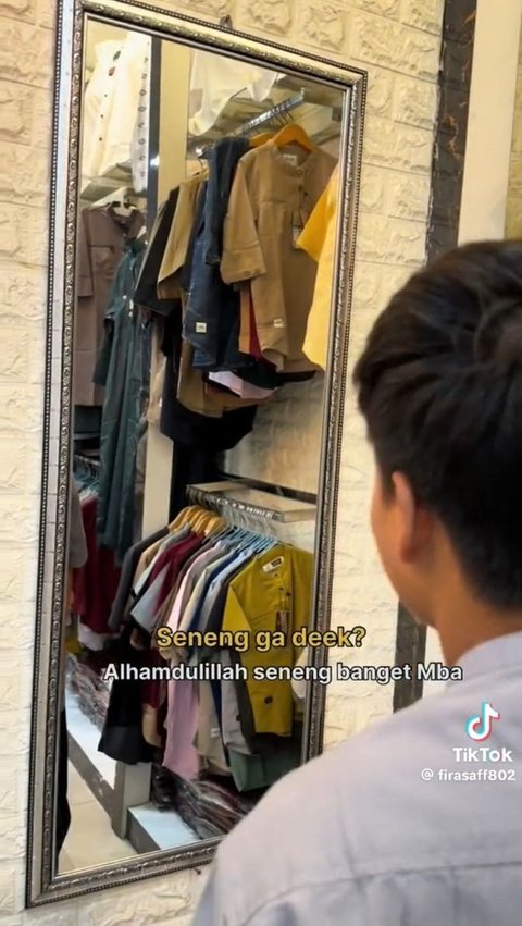 Pertama, Alfat doajak membeli baju koko, sarung, dan peci untuk menyambut bulan Ramadan.