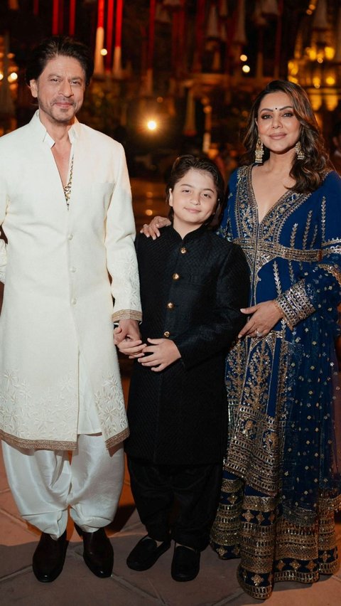 Aktor Shah Rukh Khan bersama istrinya Gauri dan putra mereka AbRam saat menghadiri perayaan pranikah Anant Ambani, putra Mukesh Ambani, Ketua Reliance Industries, dan Radhika Merchant, putri industrialis Viren Merchant di Jamnagar, Gujarat, India.