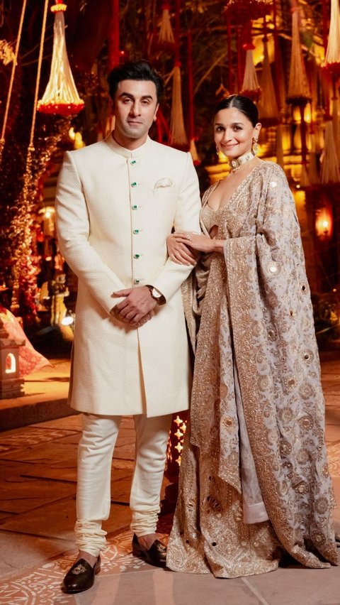 Aktor Ranbir Kapoor dan istrinya Alia Bhatt berpose saat menghadiri perayaan pranikah Anant Ambani, putra Mukesh Ambani, Ketua Reliance Industries, dan Radhika Merchant, putri industrialis Viren Merchant di Jamnagar, Gujarat, India.