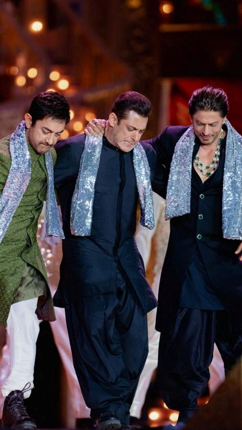 Penampilan trio Khan yang memukau, Aamir Khan, Salman Khan dan Shah Rukh Khan saat tampil menghibur di acara pranikah Anant Ambani, putra Mukesh Ambani di Jamnagar, Gujarat, India.