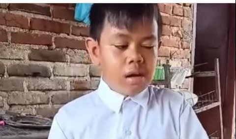 Video Komang Nara viral usai seorang perekam video merekam aktivitas bocah kelas 3 SD tersebut selama berada di rumah.