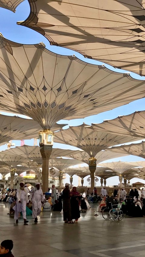 To ensure the safety of children at Masjid Nabawi, make sure to put on a green bracelet.