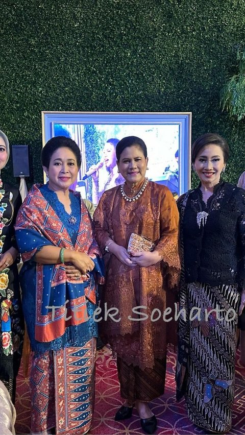 Putri Soeharto itu lantas berfoto bersama Ibu Negara. 