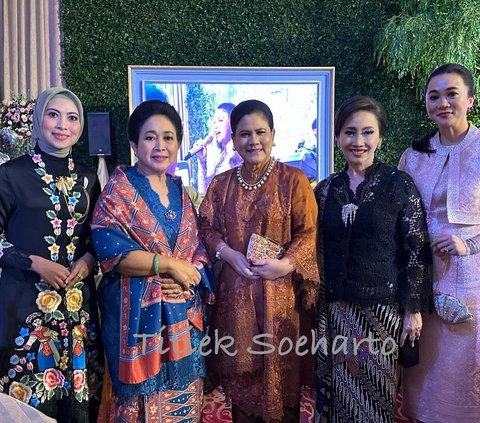 Titiek Soeharto Bertemu Iriana Jokowi di Kondangan, Potret Keduanya jadi Sorotan
