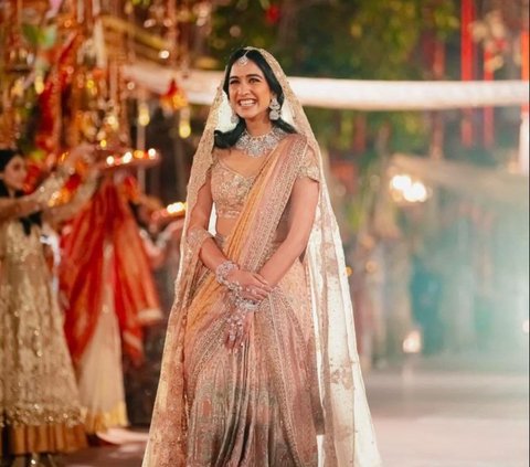Portrait of the Magnificent Sari of Radhika Merchant, the Future Daughter-in-law of Crazy Rich India, During the Pre-Wedding Party