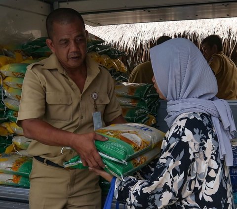 FOTO: Harga Beras Mulai Turun di Tengah Bulog Gencar Gelar Operasi Pasar di Bogor