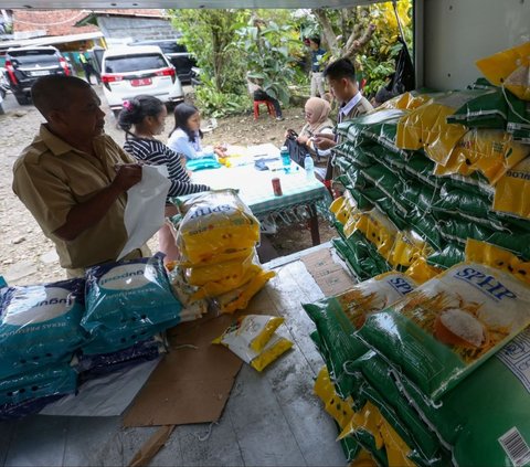 Selain beras SPHP dalam operasi pasar ini juga menyalurkan beras berlabel Tugupadi dengan berat yang sama 5 kilogram. Foto: Merdeka.com /Arie Basuki
