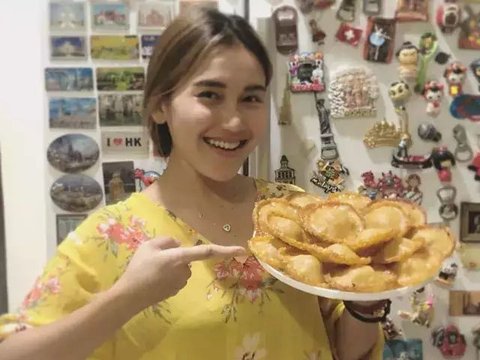 Rich Emak-Emak Gang, Ayu Ting Ting's Outfit at Home, Relaxing in Dasteran and Wearing Flip Flops to the Warung