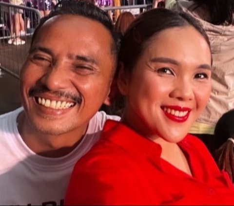 Temani Istri Nonton Konser Taylor Swift, Aksi Kocak Pria Pakai Kaos 'Rincian Biaya' Ini Viral