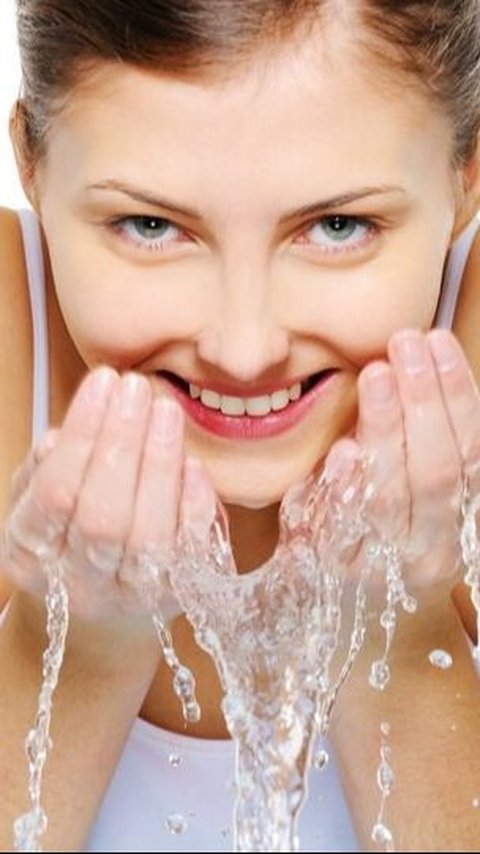 Frekuensi mencuci muka juga harus disesuaikan dengan jenis kulit dan aktivitas, agar kulit tetap sehat dan terhindar dari iritasi.