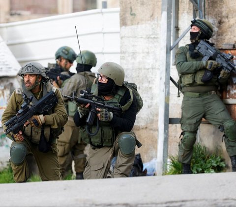 FOTO: Di Tengah Kebrutalan Israel di Jalur Gaza, Tentara Zionis Kepung dan Tangkap Warga Palestina di Ramallah