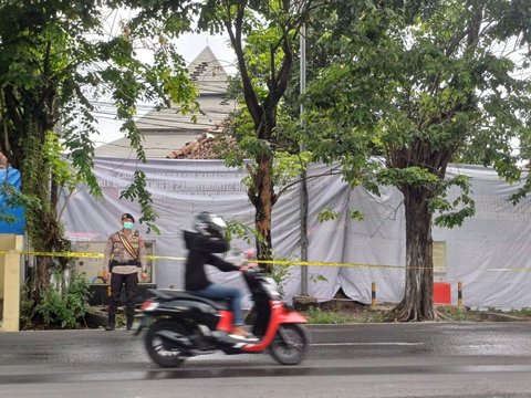 TKP Ledakan di Markas Gegana Surabaya Ditutup Kain Spanduk dan Dipasangi Garis Polisi