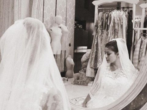 Foto-foto Awkarin saat Fitting Gaun Pengantin Bikin Heboh Netizen, Mau Menikah?