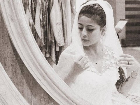 Foto-foto Awkarin saat Fitting Gaun Pengantin Bikin Heboh Netizen, Mau Menikah?