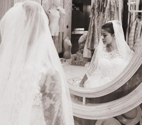 Foto-foto Awkarin saat Fitting Gaun Pengantin Bikin Heboh Netizen, Mau Menikah?