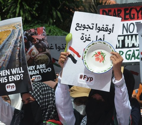 FOTO: Datangi Kedutaan Besar Mesir, Massa Aksi Bela Palestina Tuntut Pintu Perbatasan Rafah Dibuka Permanen