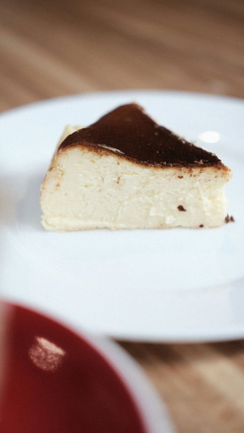 Cheese cake adalah salah satu dari sekian jenis cake yang banyak digandrungi oleh orang-orang. Rasanya yang khas dan lezat tak akan membohongi lidah siapa pun yang mencicipinya. Cheese cake sendiri pun ternyata memiliki berbagai jenis, di antaranya burnt cheese cake.