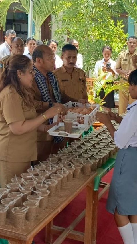 Pelajar SMA 11 Kupang Terima Makan Siang Gratis, Ini Menunya