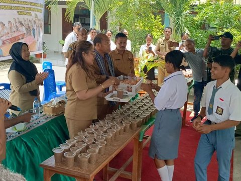 Pelajar SMA 11 Kupang Terima Makan Siang Gratis, Ini Menunya