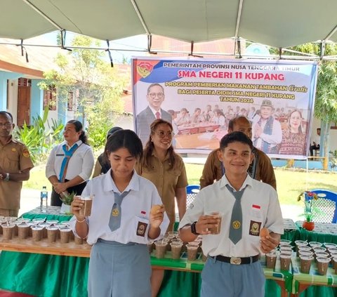 Pelajar SMA 11 Kupang Terima Makan Siang Gratis, Ini Menunya