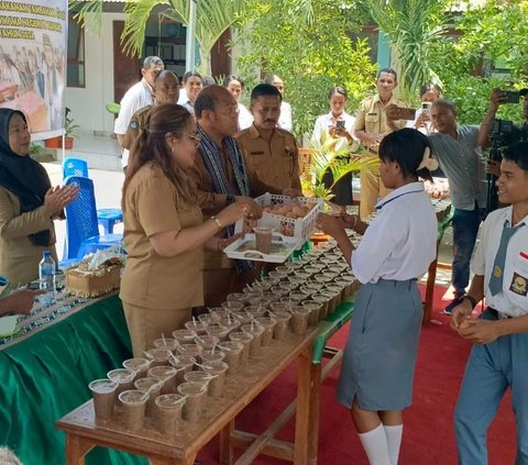 Pelajar SMA 11 Kupang Terima Makan Siang Gratis, Ini Menunya