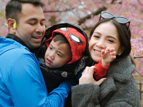 8 Potret Lucu Rayyanza Ikuti Gaya Sang Papa di Ajang Tokyo Marathon, Ekspresinya Malah Bikin Salfok