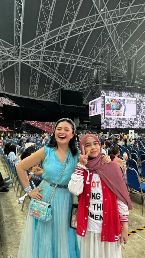 Marshanda dan Siena tampil bak kaka adik saat nonton konser Tayler Swif di SIngapura.