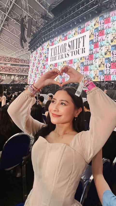 Prillu Latuconsina, who looked beautiful in a pink dress, cried while watching the concert.