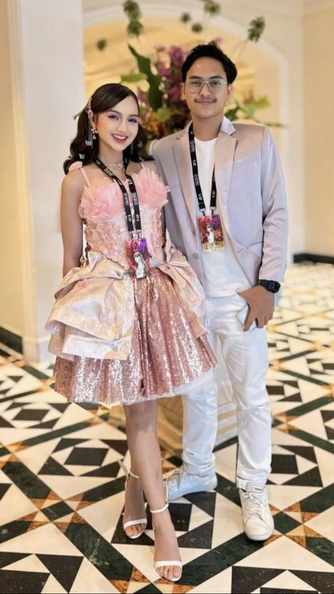 Nanda Arsyinta appeared with total dedication like a Barbie doll while watching a concert in Singapore.