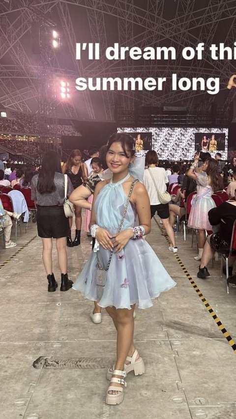 Putri Iis Dahlia looks cute like a fairy while watching the concert.