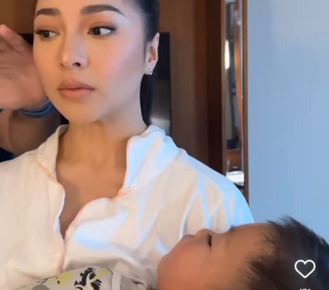 Momen Nikita Willy Gendong Baby Issa saat Sedang di Makeup Jadi Sorotan, Netizen Ngaku Salut