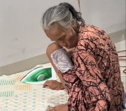 Viral Kisah Pilu Nenek Hidupi 2 Cucu, Banting Tulang Jualan Keripik hingga Bantu Setrika