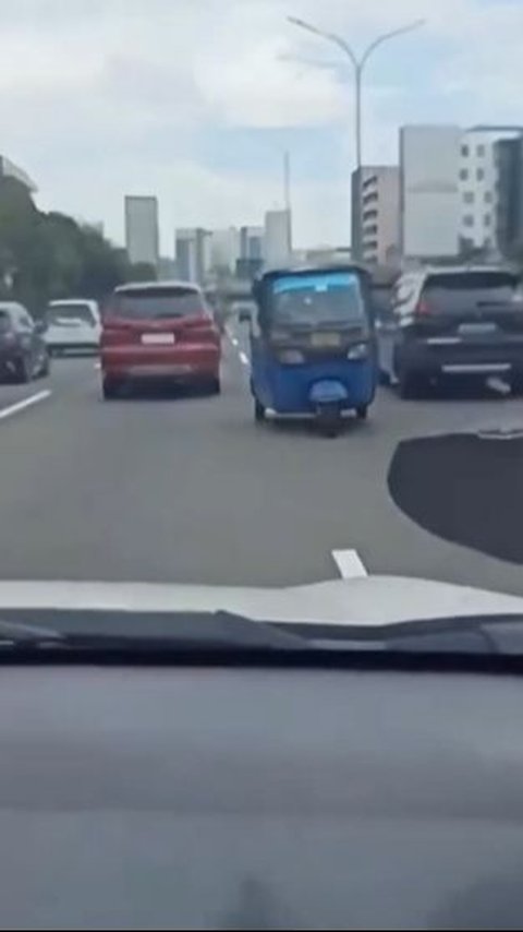 Terobos Jalan Tol hingga Lawan Arah, Aksi Sopir Bajaj Ini Jadi Sorotan