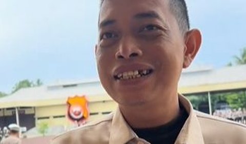 Perekam video tampak mengajak berbincang beberapa prajurit TNI yang ada di lokasi.