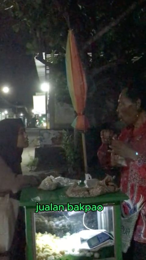 Viral Momen Haru Penjual Cilok Nangis Kejer Diberi Pembeli Uang Lebih, Tiap Hari Jualan sampai Tengah Malam