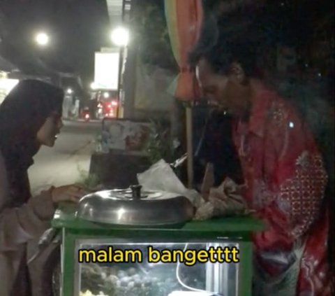 Viral Momen Haru Penjual Cilok Nangis Kejer Diberi Pembeli Uang Lebih, Tiap Hari Jualan sampai Tengah Malam