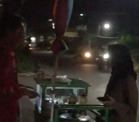 Viral Momen Haru Penjual Cilok Nangis Kejer Diberi Pembeli Uang Lebih, Tiap Hari Jualan sampai Tengah Malam