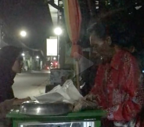 Viral Momen Haru Penjual Cilok Nangis Kejer Diberi Pembeli Uang Lebih, Tiap Hari Jualan sampai Tengah Malam