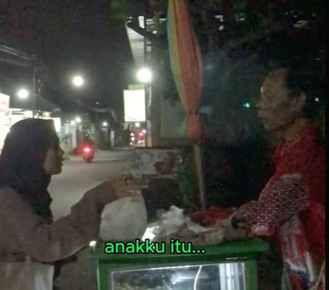 Viral Momen Haru Penjual Cilok Nangis Kejer Diberi Pembeli Uang Lebih, Tiap Hari Jualan sampai Tengah Malam