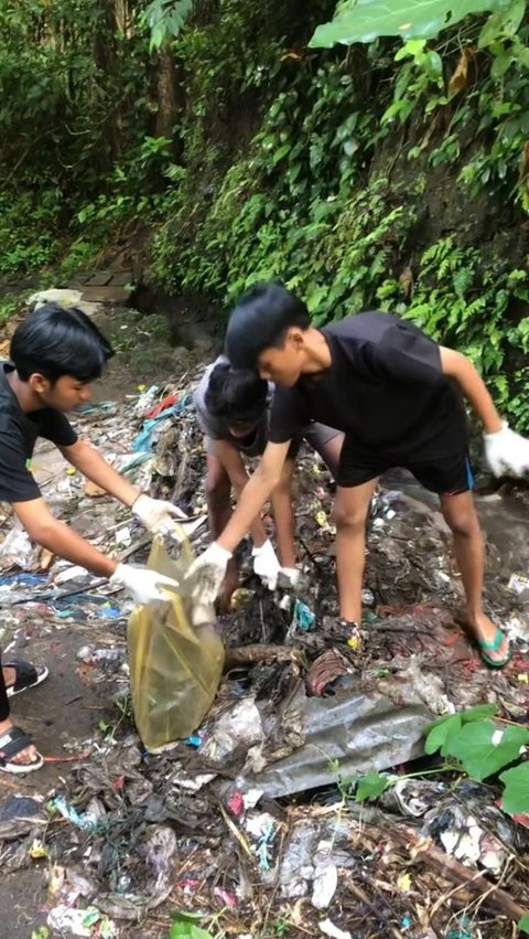 Terinspirasi Pandawara Group, Aksi Remaja Bersihkan Sampah di Sungai Ini Viral<br>
