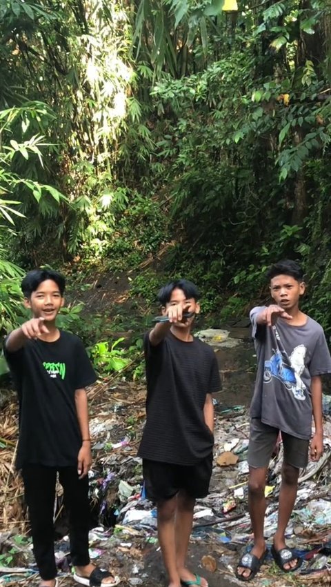 Terinspirasi Pandawara Group, Aksi Remaja Bersihkan Sampah di Sungai Ini Viral
