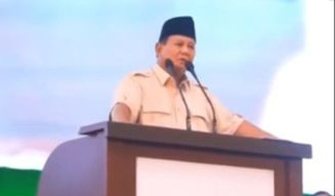 Prabowo kemudian berkelakar dan menyebut jika dia juga memiliki wajah ganteng seperti Mayor Teddy saat masih muda.