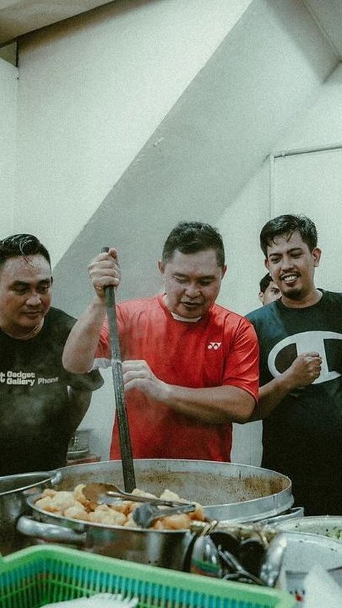 Momen Jenderal Bintang Tiga Turun ke Dapur Warung Sop, Racik Menu Favorit Sampai 'Dijaga' Pelayan