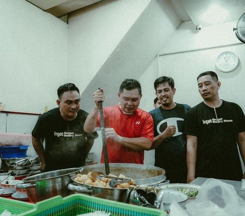 Momen Jenderal Bintang Tiga Turun ke Dapur Warung Sop, Racik Menu Favorit Sampai 'Dijaga' Pelayan