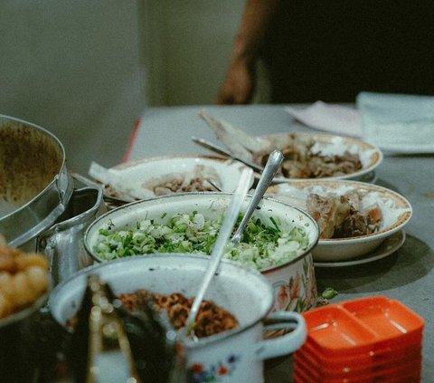 Momen Jenderal Bintang Tiga Turun ke Dapur Warung Sop, Racik Menu Favorit Sampai 'Dijaga' Pelayan