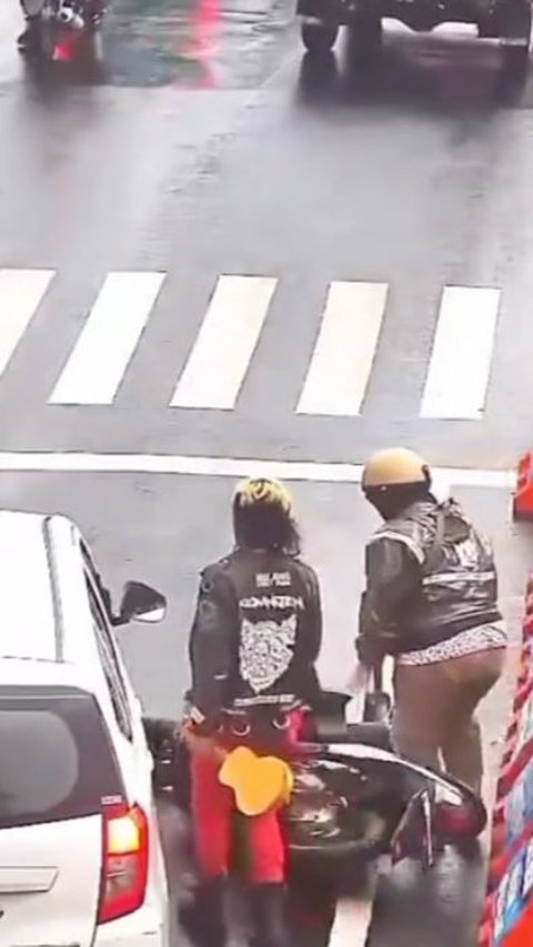 Viral Momen Anak Punk Bantu Ibu-Ibu yang Jatuh Tertabrak Mobil, Aksinya Curi Perhatian<br>