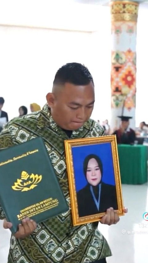 Momen Haru Ayah Gantikan Putrinya Wisuda di UIN Raden Intan Lampung, Sang Anak Berpulang karena Sakit<br>