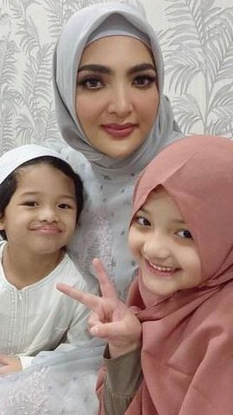 Foto bareng sang anak, Ashanty tampil anggun memakai hijab pashmina.