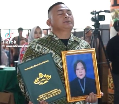 Momen Haru Ayah Gantikan Putrinya Wisuda di UIN Raden Intan Lampung, Sang Anak Berpulang karena Sakit